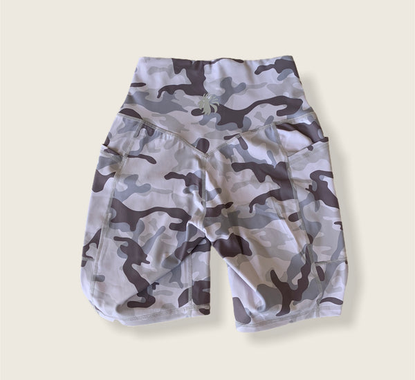 On The Move Biker Shorts 7” - Glacier Camo