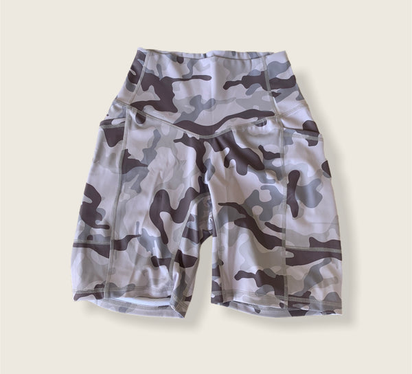 On The Move Biker Shorts 7” - Glacier Camo